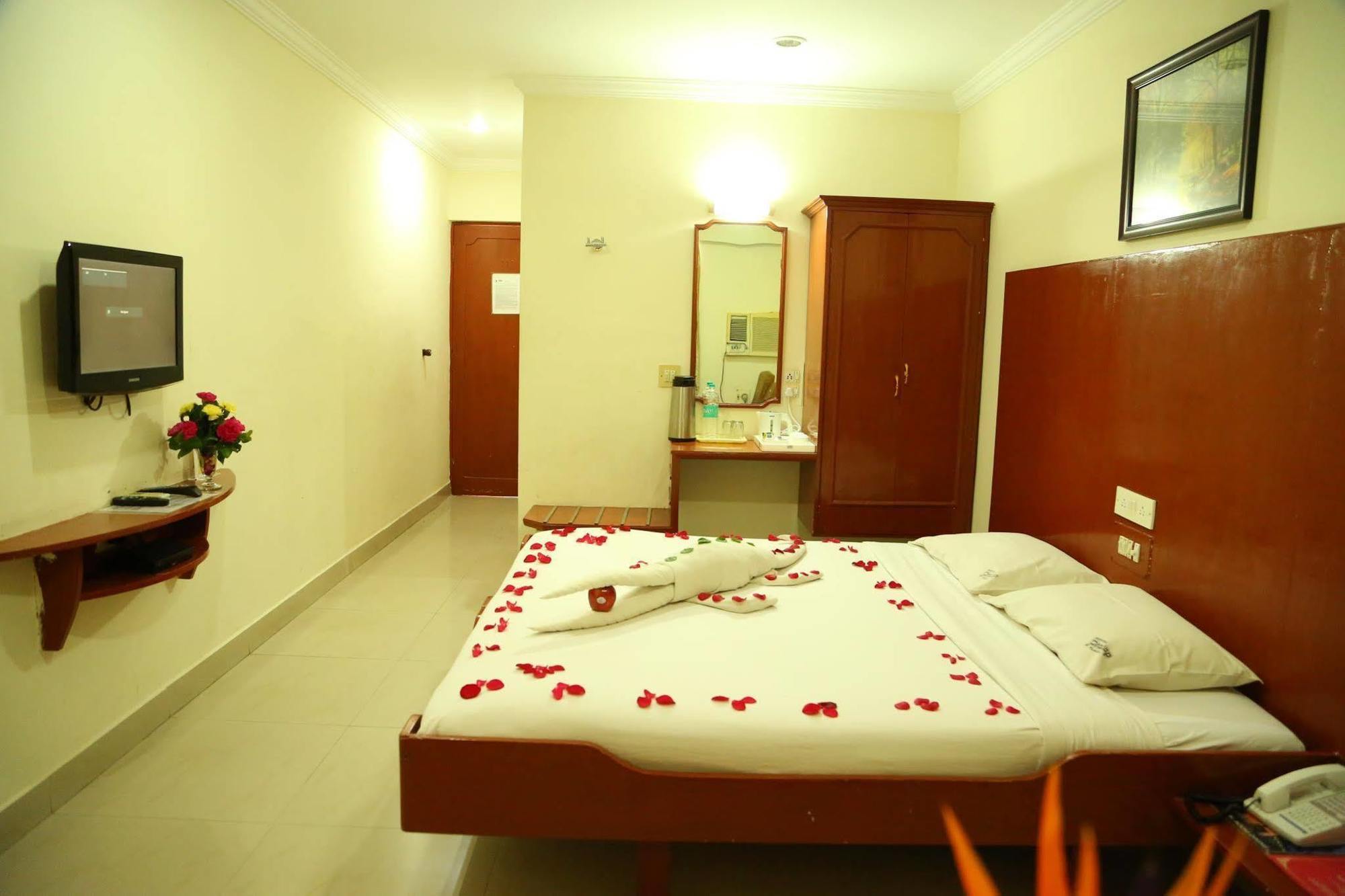 เดอะ สุริยา เรซิเดนซี Hotel เชนไน ภายนอก รูปภาพ