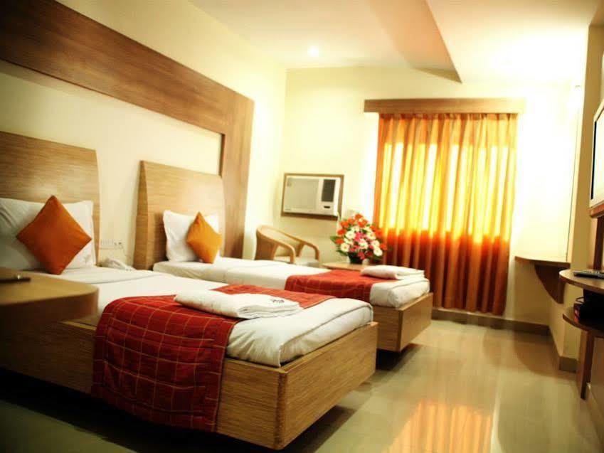 เดอะ สุริยา เรซิเดนซี Hotel เชนไน ภายนอก รูปภาพ